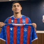 Anan Khalaili poseert met een shirt van Crystal Palace tijdens zijn officiële voorstelling.