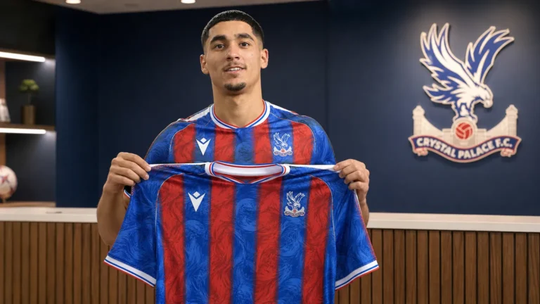 Anan Khalaili poseert met een shirt van Crystal Palace tijdens zijn officiële voorstelling.