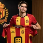Luc Marijnissen presenteert het shirt van KV Mechelen voor de clubmedia.