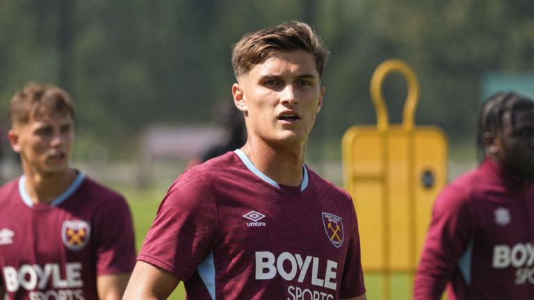 Freddie Potts tijdens een training van West Ham United in Duitsland
