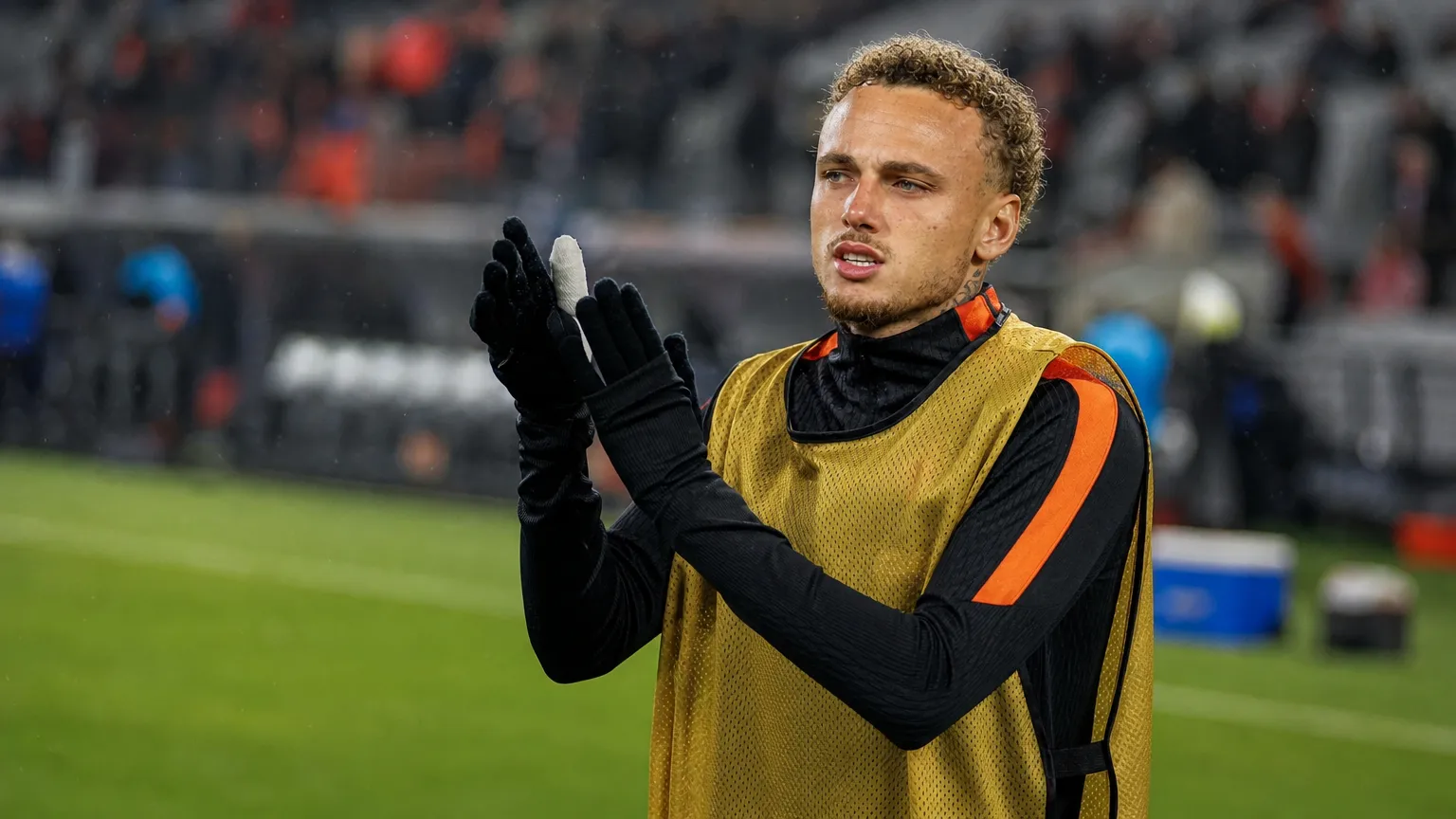 Noa Lang tijdens een opwarming langs de zijlijn in neutrale trainingskleding.