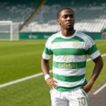 Michel-Ange Balikwisha in het groen-witte shirt van Celtic aan de rand van een voetbalveld.