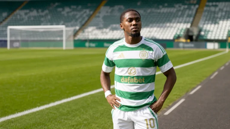 Michel-Ange Balikwisha in het groen-witte shirt van Celtic aan de rand van een voetbalveld.