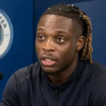 Jérémy Doku spreekt in een mediazone van Manchester City.