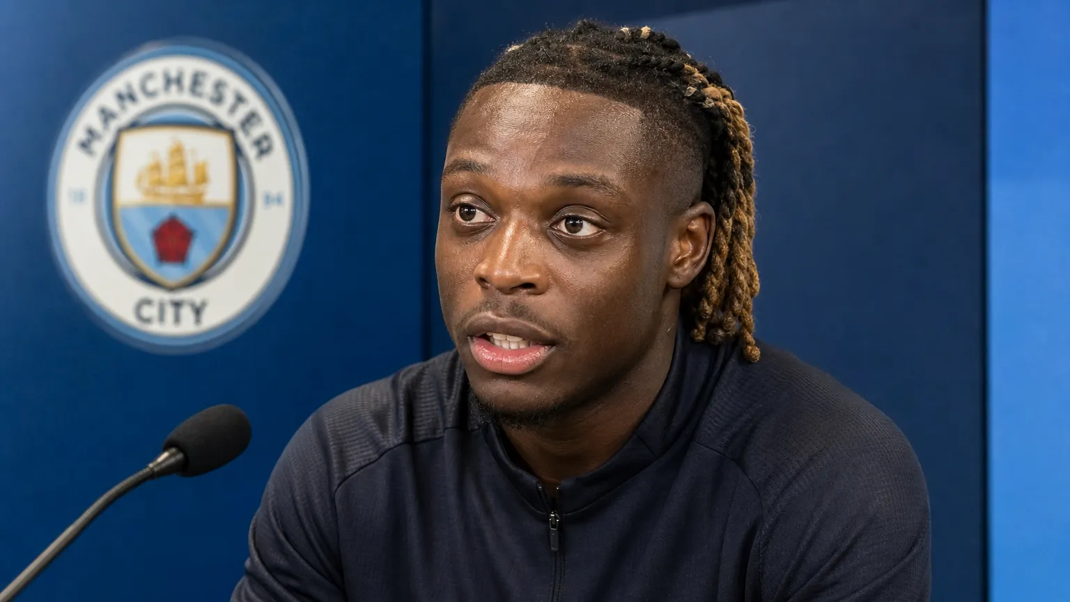 Jérémy Doku spreekt in een mediazone van Manchester City.