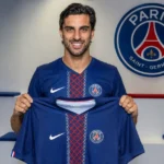 Ferran Torres poseert met een Paris Saint-Germain-shirt tijdens zijn officiële voorstelling.