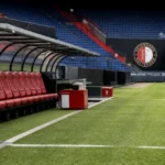 Lege technische zone langs het veld van Feyenoord op een wedstrijddag.