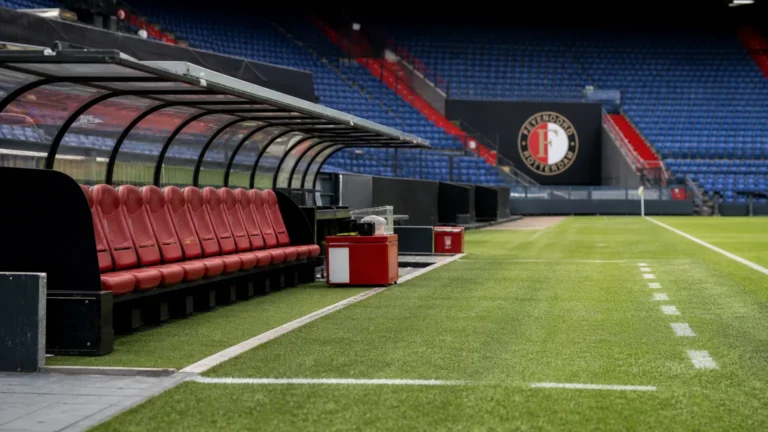 Lege technische zone langs het veld van Feyenoord op een wedstrijddag.