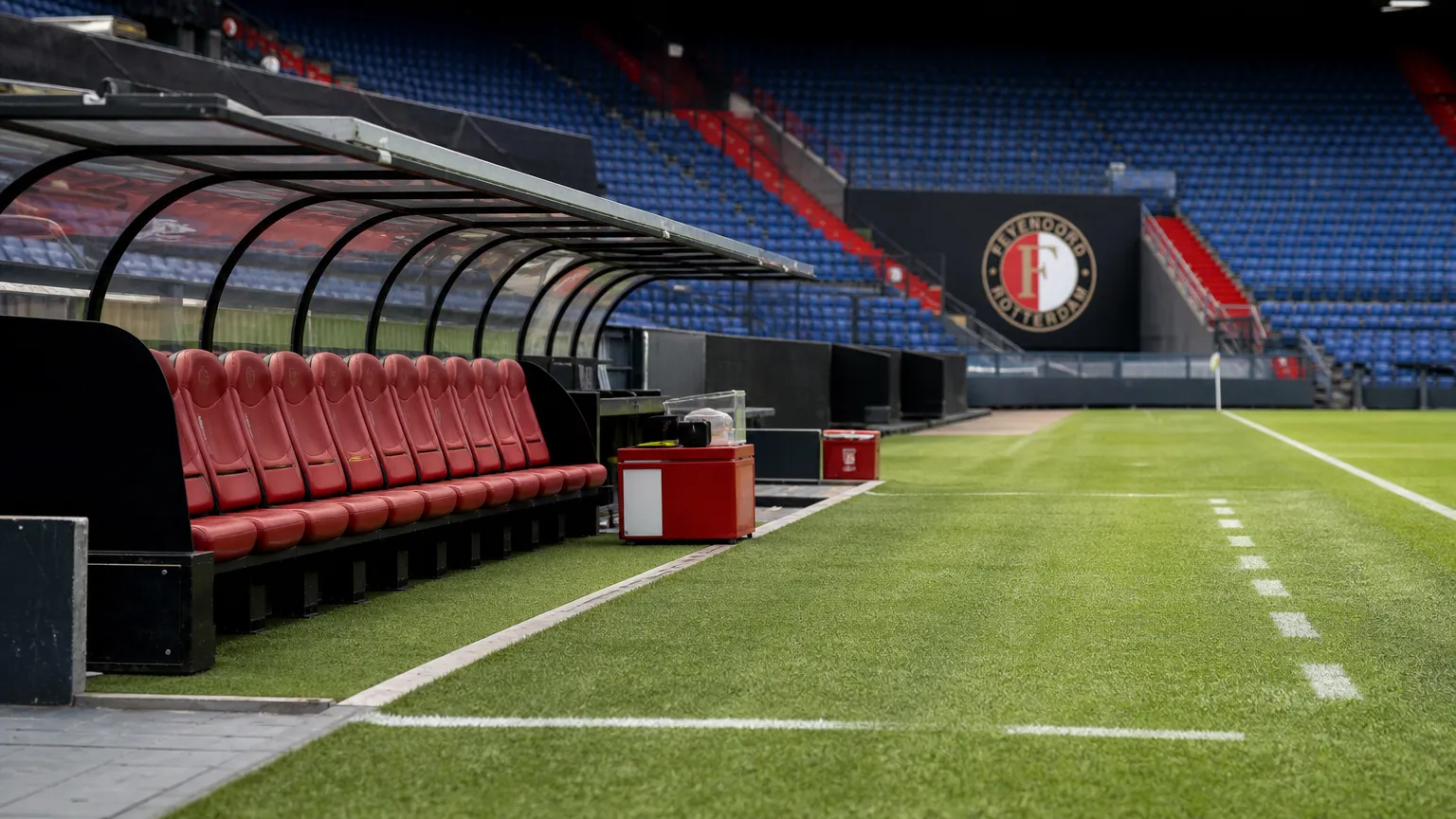 Lege technische zone langs het veld van Feyenoord op een wedstrijddag.