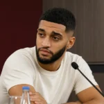 Ismael Saibari tijdens een persconferentie van Bayern München.
