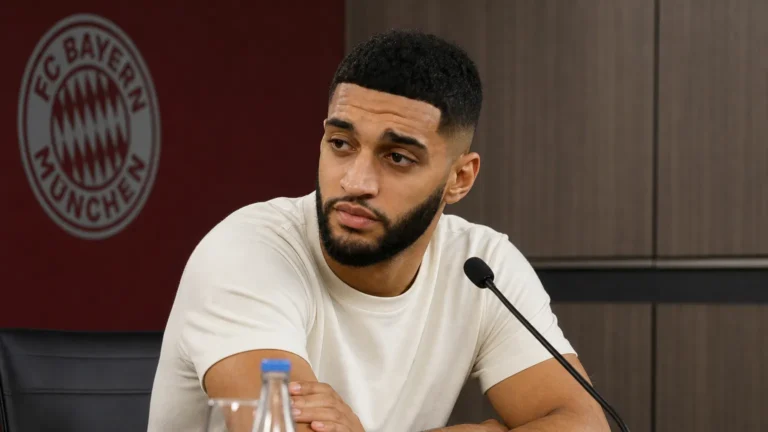 Ismael Saibari tijdens een persconferentie van Bayern München.