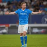 Kevin De Bruyne in Napoli-tenue tijdens een aanvallende actie in een oefenwedstrijd.