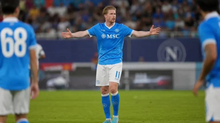 Kevin De Bruyne in Napoli-tenue tijdens een aanvallende actie in een oefenwedstrijd.