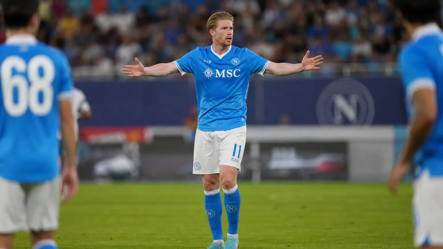 Kevin De Bruyne in Napoli-tenue tijdens een aanvallende actie in een oefenwedstrijd.