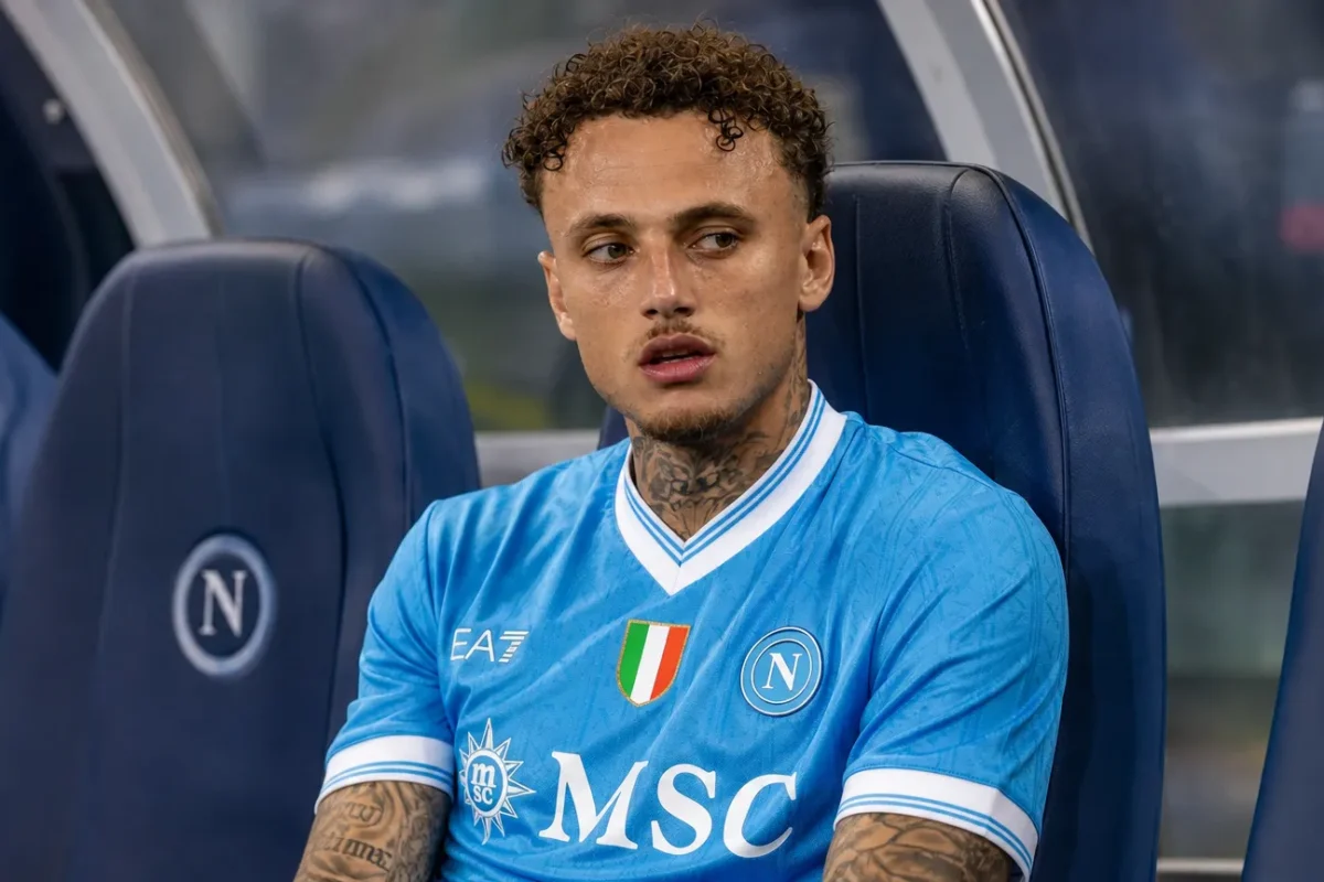 Napoli-context in een stadionomgeving met spelersbank en tunnel op de achtergrond.