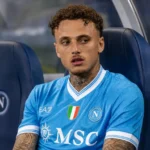 Napoli-context in een stadionomgeving met spelersbank en tunnel op de achtergrond.