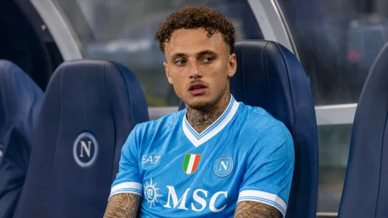 Napoli-context in een stadionomgeving met spelersbank en tunnel op de achtergrond.