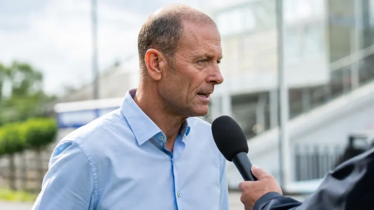 Jess Thorup spreekt tijdens een voetbalinterview in een lichte hemd.
