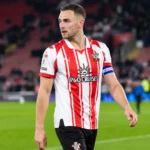 Taylor Harwood-Bellis in het rood-wit gestreepte tenue van Southampton op het veld.