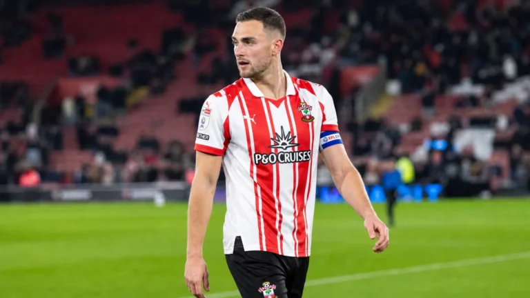 Taylor Harwood-Bellis in het rood-wit gestreepte tenue van Southampton op het veld.
