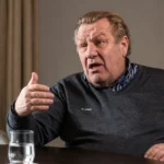 Johan Boskamp spreekt in een rustige binnenruimte tijdens een interviewmoment.
