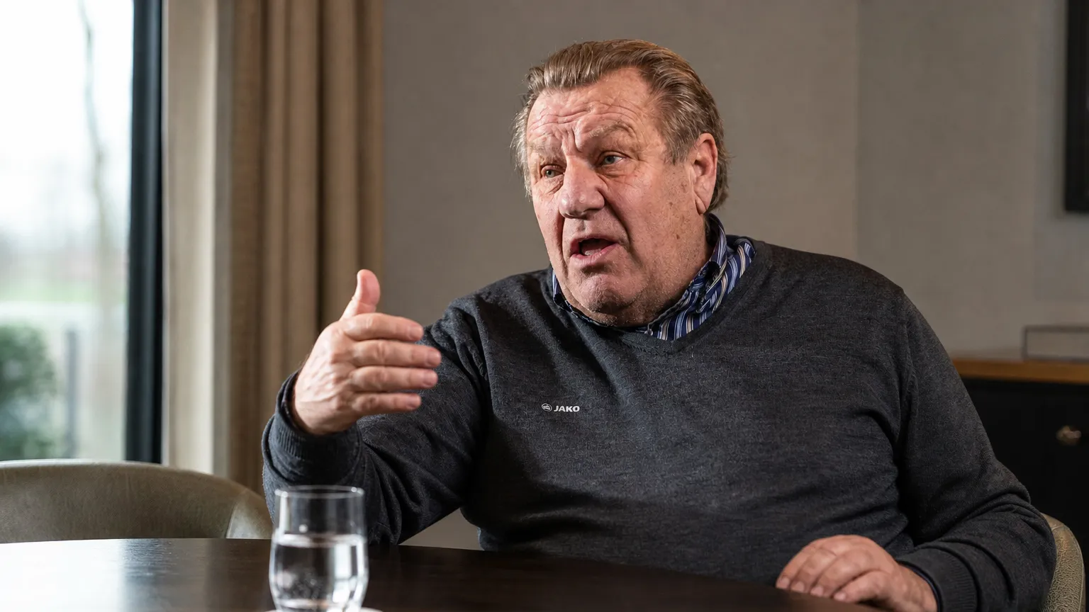 Johan Boskamp spreekt in een rustige binnenruimte tijdens een interviewmoment.