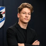 Yari Verschaeren in neutrale zwarte kleding in een mediaomgeving van Sampdoria.