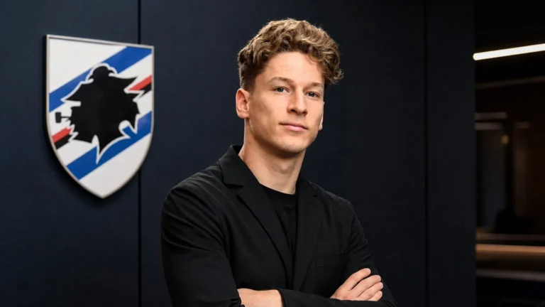 Yari Verschaeren in neutrale zwarte kleding in een mediaomgeving van Sampdoria.