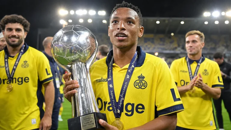 Relebohile Mofokeng viert met Union de gewonnen Supercup