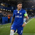 Enzo Fernández in een blauw Chelsea-tenue tijdens zijn invalbeurt op Stamford Bridge.