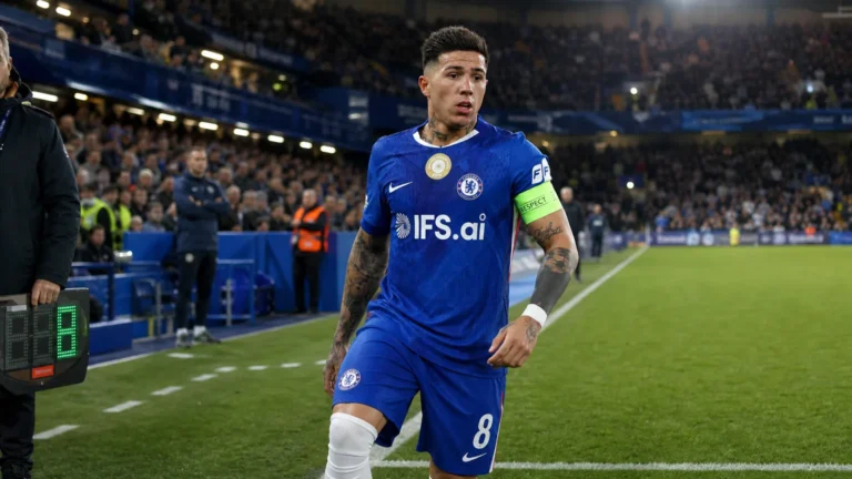 Enzo Fernández in een blauw Chelsea-tenue tijdens zijn invalbeurt op Stamford Bridge.