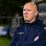 Arno Van den Abbeel volgt Lierse geconcentreerd langs de zijlijn tijdens een wedstrijd.
