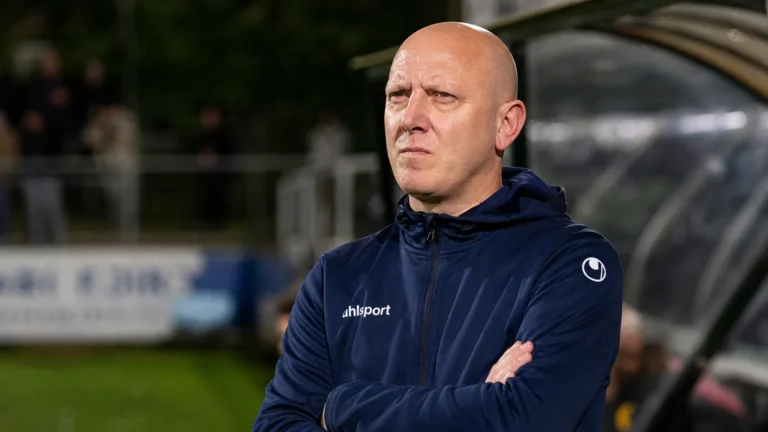 Arno Van den Abbeel volgt Lierse geconcentreerd langs de zijlijn tijdens een wedstrijd.
