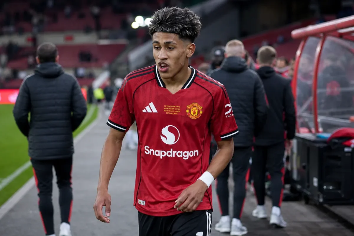 Manchester United-context aan de zijlijn van een stadion tijdens een oefenwedstrijd.