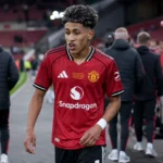 Manchester United-context aan de zijlijn van een stadion tijdens een oefenwedstrijd.