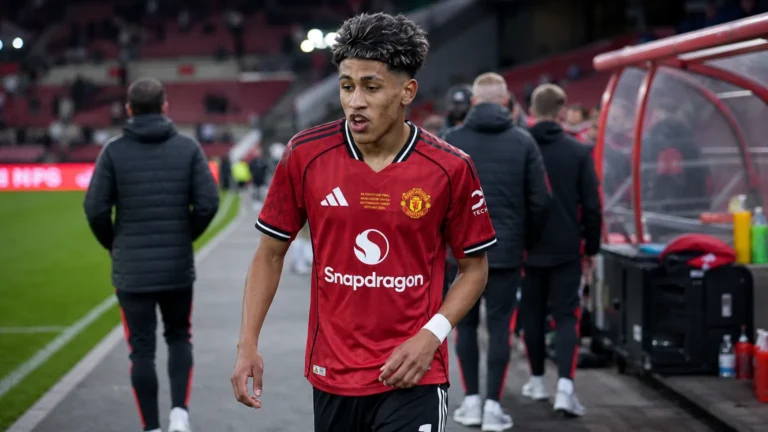 Manchester United-context aan de zijlijn van een stadion tijdens een oefenwedstrijd.