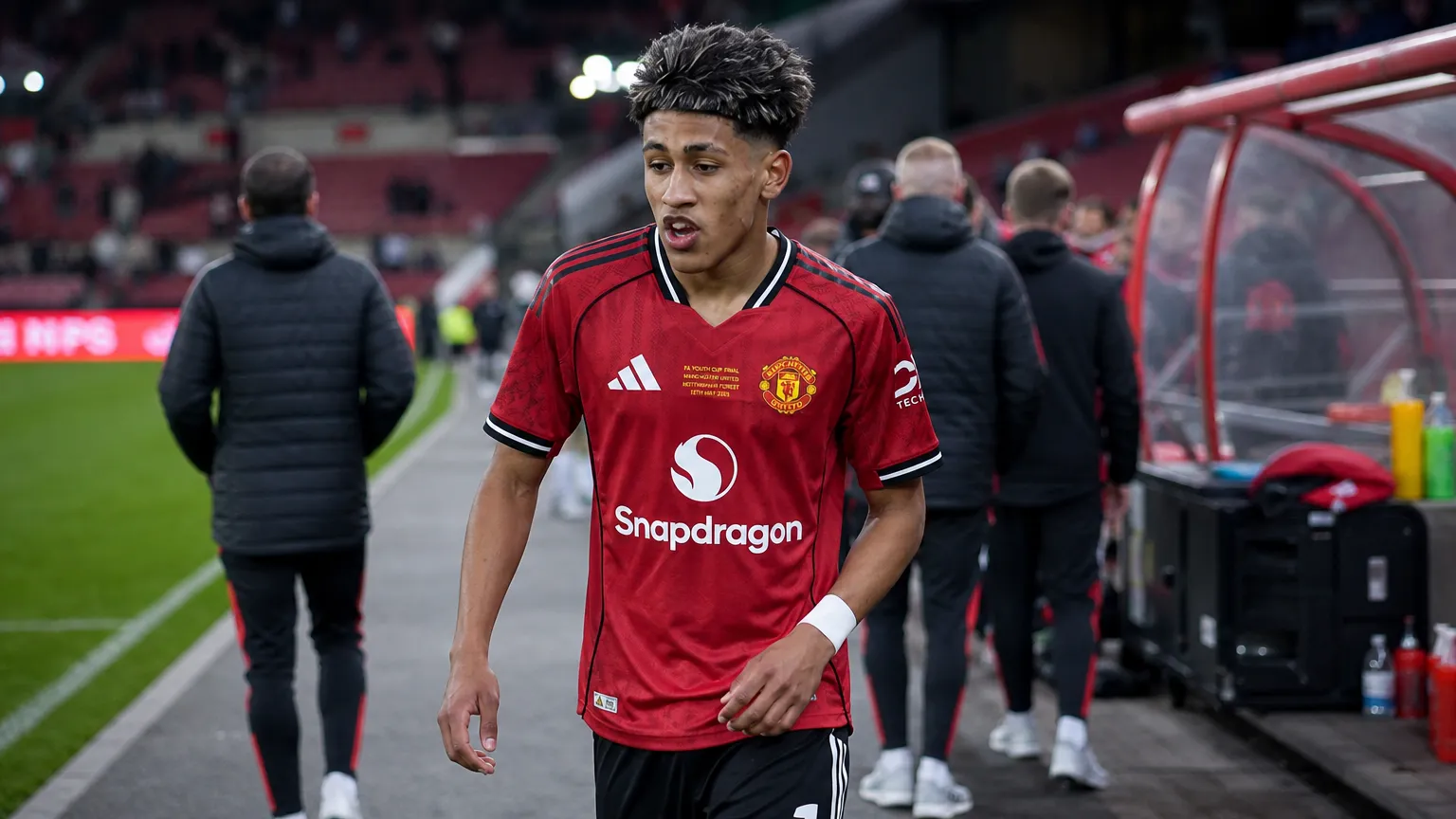 Manchester United-context aan de zijlijn van een stadion tijdens een oefenwedstrijd.