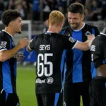 Club Brugge-spelers vieren samen na afloop op het veld.