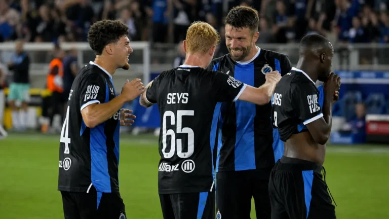 Club Brugge-spelers vieren samen na afloop op het veld.
