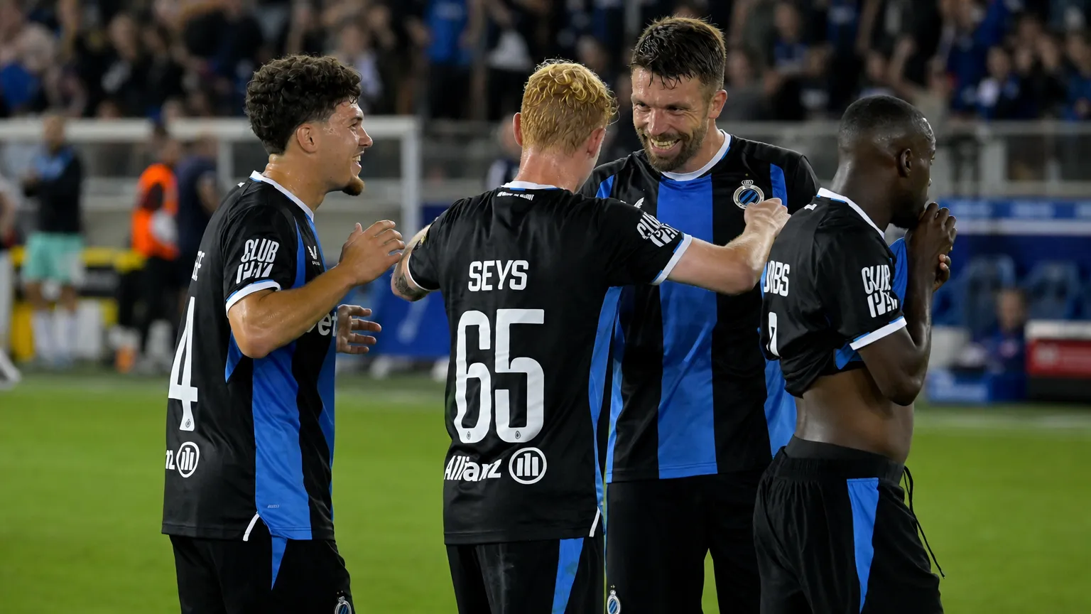 Club Brugge-spelers vieren samen na afloop op het veld.