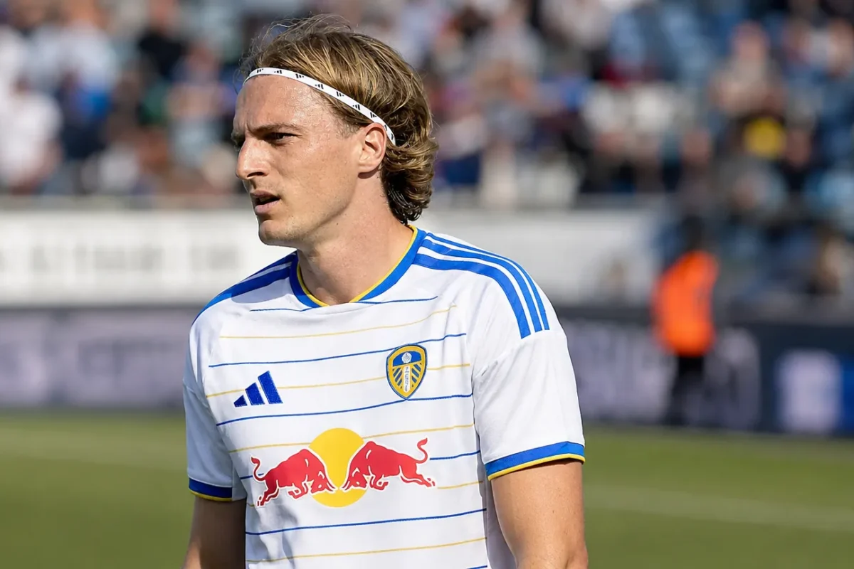 Sebastiaan Bornauw in het tenue van Leeds United langs een voetbalveld.