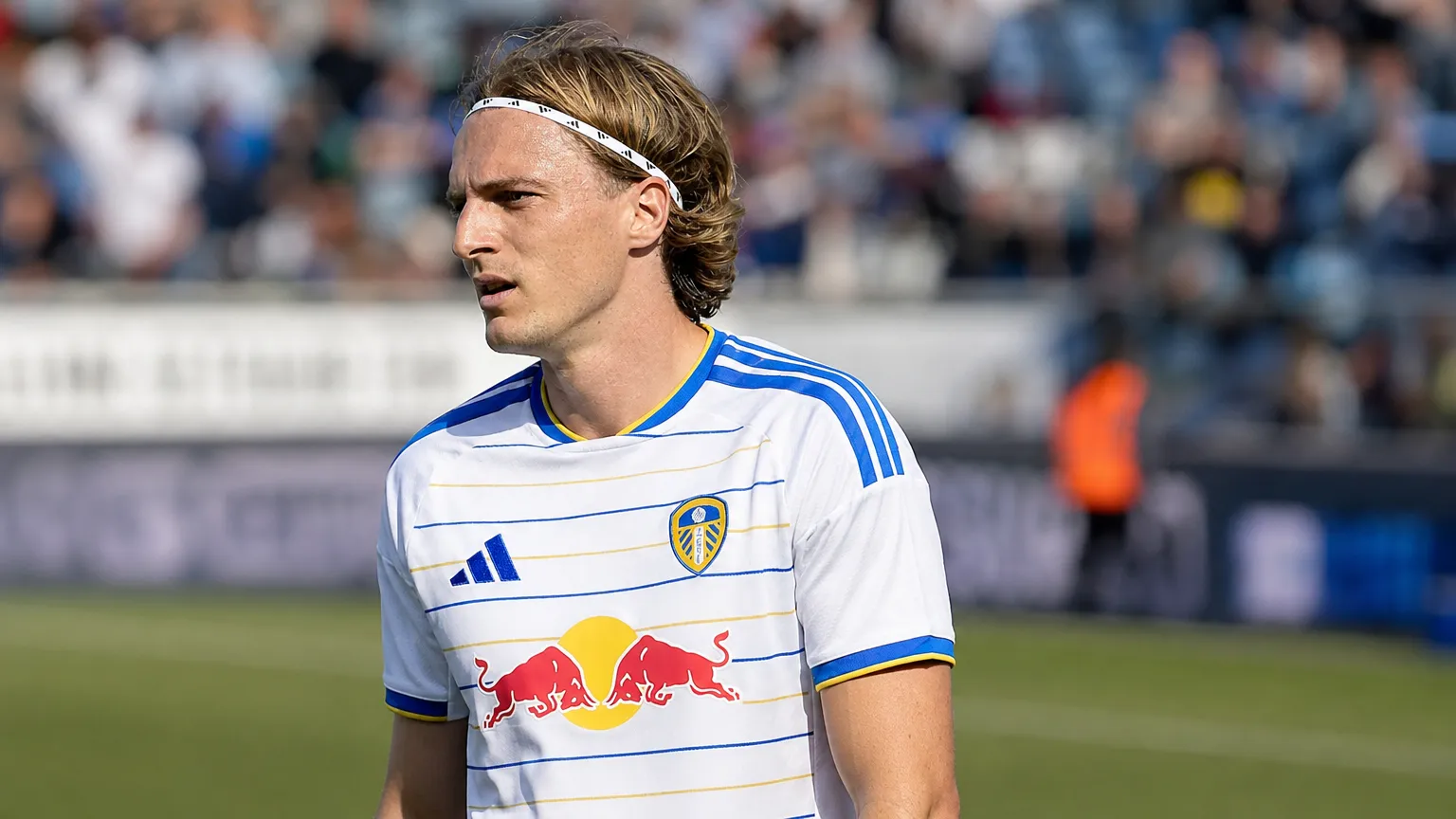 Sebastiaan Bornauw in het tenue van Leeds United langs een voetbalveld.