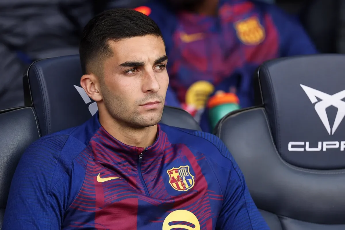 Voetbalcontext rond PSG en FC Barcelona tijdens de transferzomer.