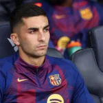 Voetbalcontext rond PSG en FC Barcelona tijdens de transferzomer.