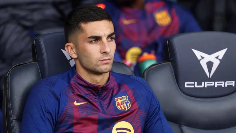 Voetbalcontext rond PSG en FC Barcelona tijdens de transferzomer.