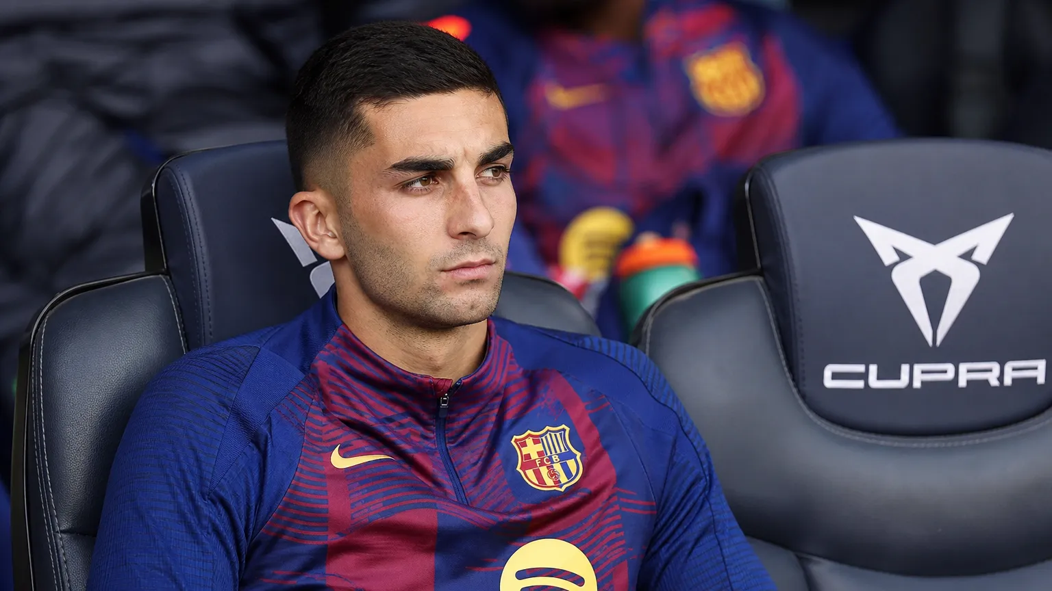 Voetbalcontext rond PSG en FC Barcelona tijdens de transferzomer.