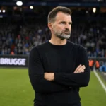 Ivan Leko staat na een wedstrijd aan de rand van het veld in een stadion.