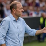 Jess Thorup staat na de wedstrijd geconcentreerd langs de zijlijn in het stadion.