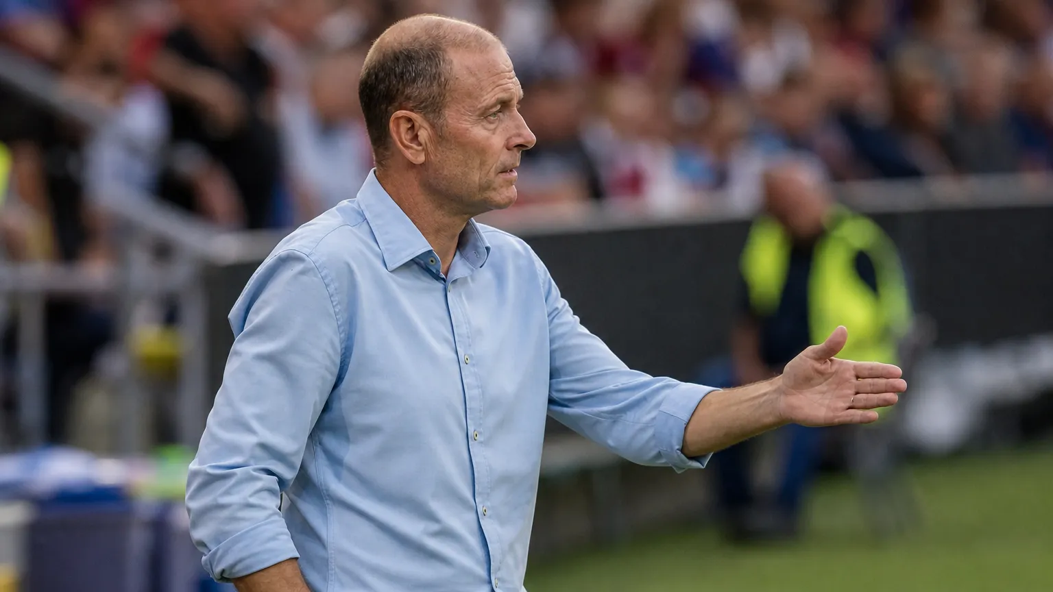 Jess Thorup staat na de wedstrijd geconcentreerd langs de zijlijn in het stadion.