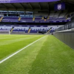 Het wedstrijdklare veld aan de zijlijn in het Lotto Park met een discreet Anderlecht-bord.
